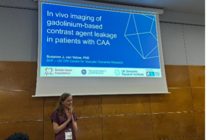 Susanne van Veluw speaking on stage