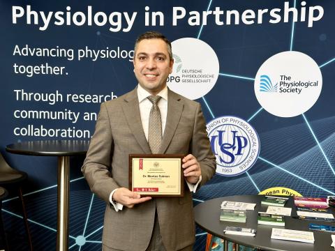 Mootaz Salman with his award